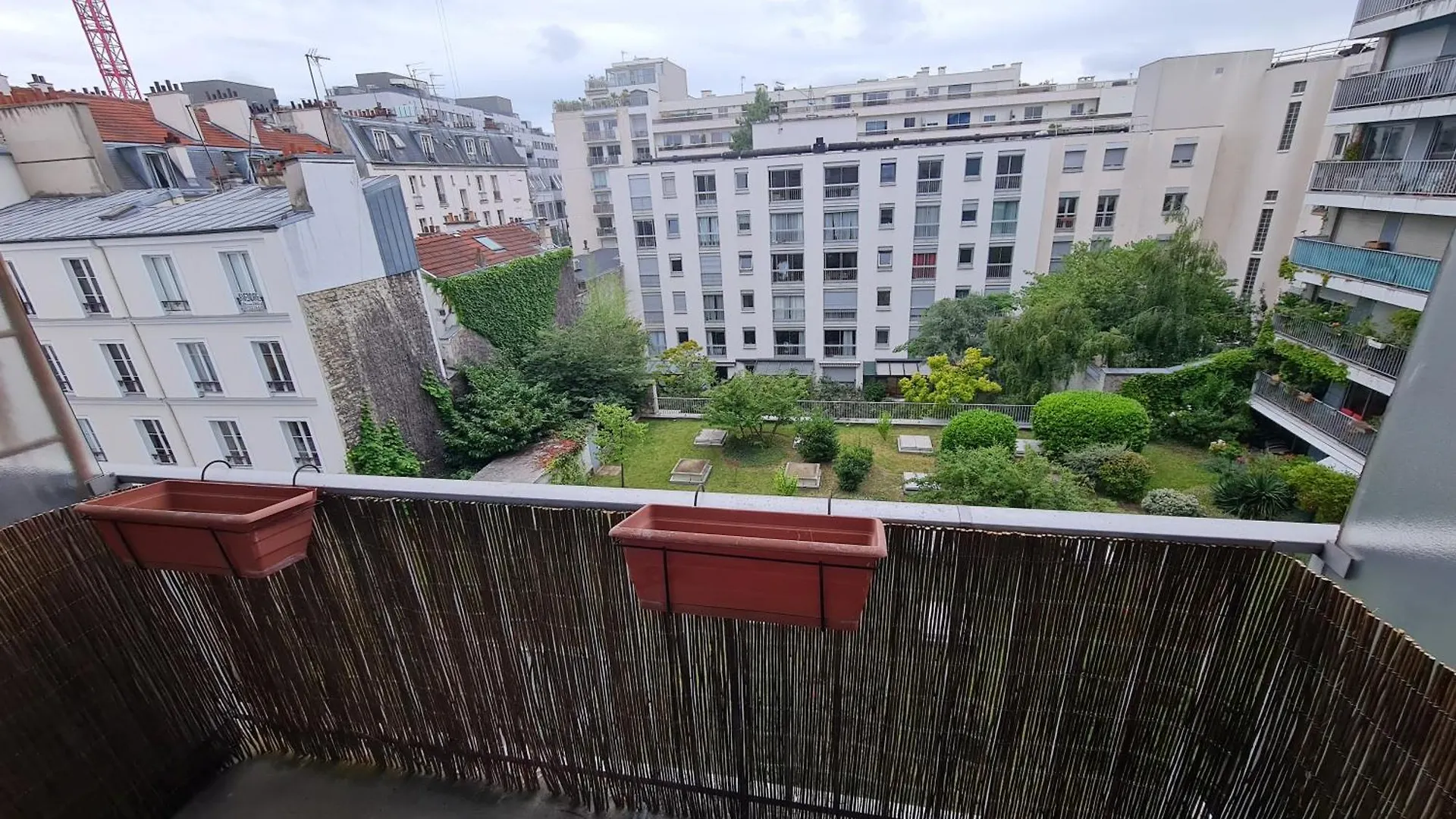 Studio Calme Et Central Apartment